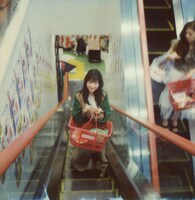 「君の住む街 復刻版」より、岡本夏美。