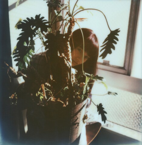 「君の住む街 復刻版」より、小松菜奈。