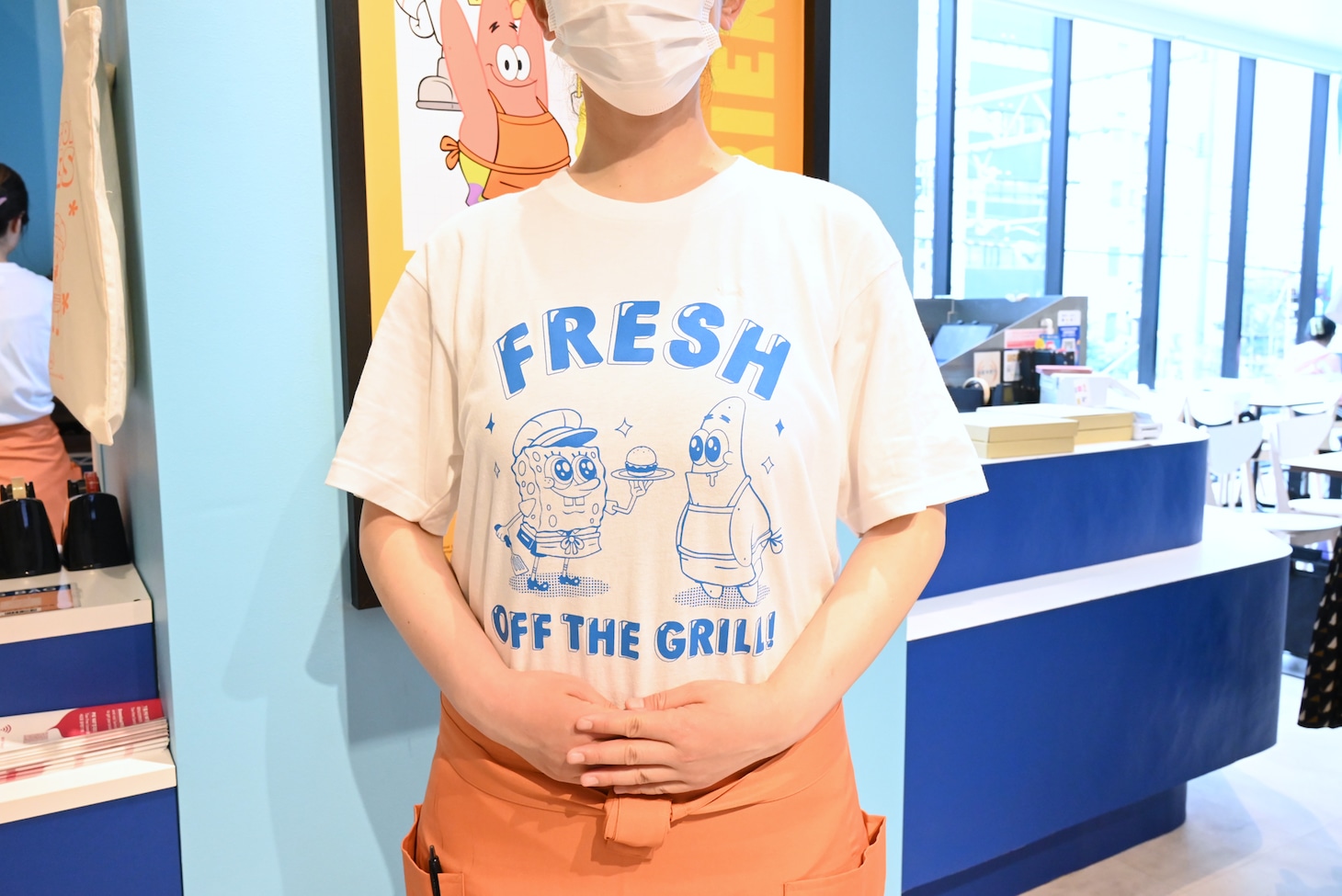 グッズTシャツを着たスタッフ。