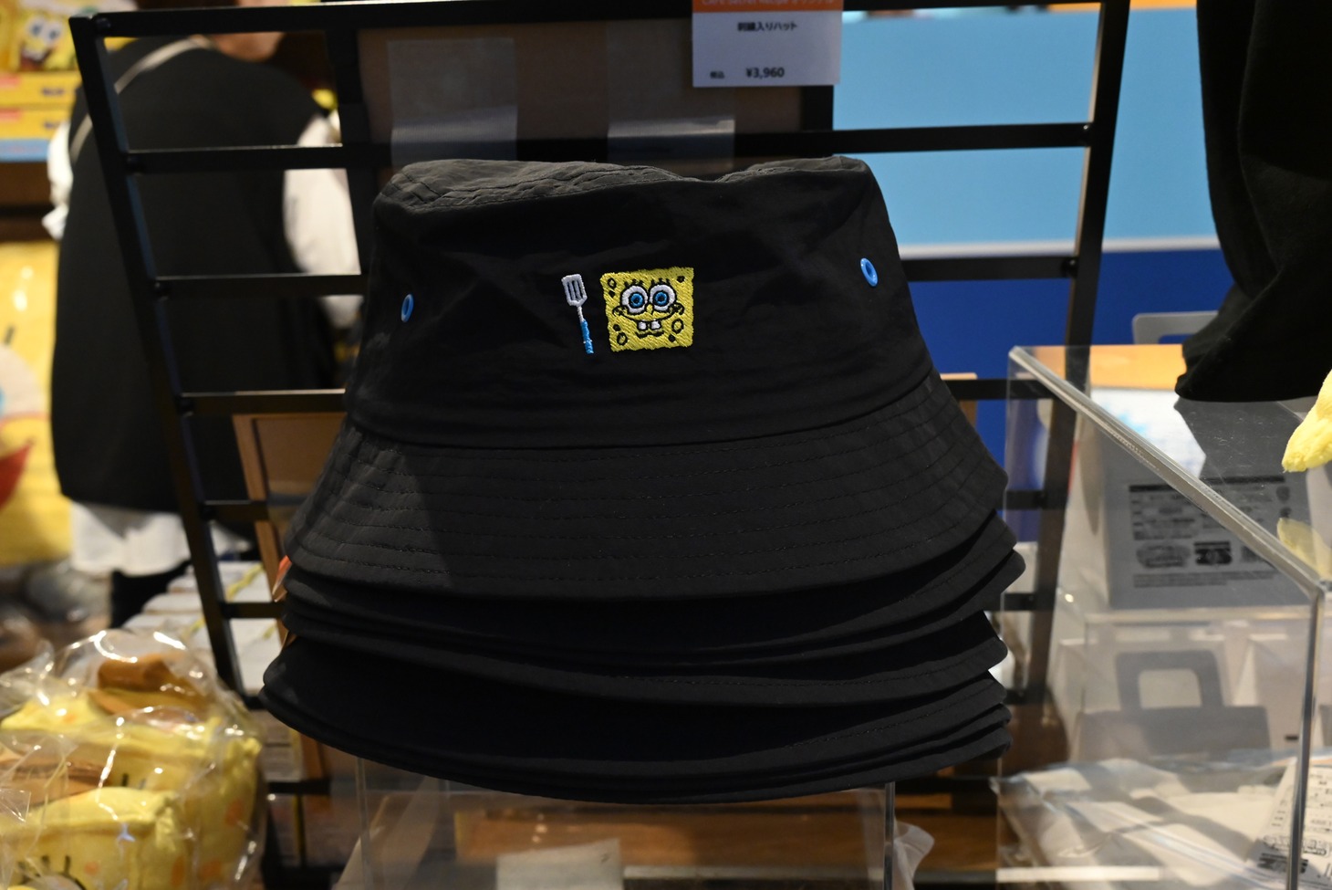 グッズコーナーで販売される帽子。