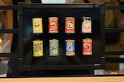 グッズコーナーで販売されるマグネット。