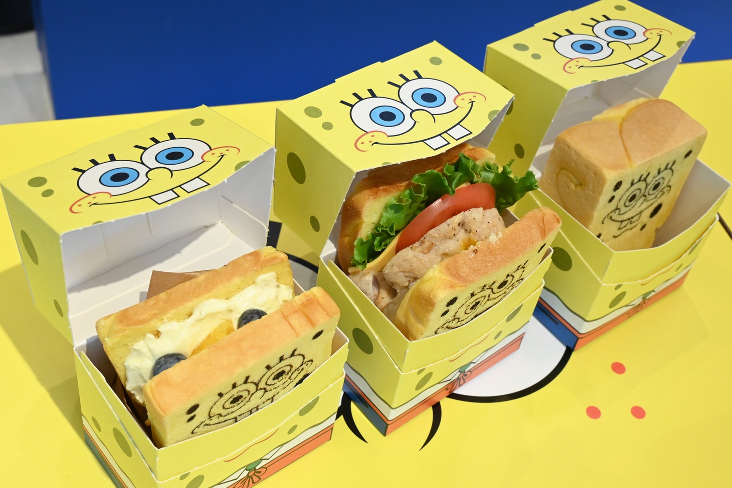 手前から「お外でピクニック♪秘密のサンドイッチ～オレンジとクリームチーズのスイーツサンド～」「お外でピクニック♪秘密のサンドイッチ～パイナップル＆グリルチキン～」「おうちでenjoy♪黄色いほっこりなスイート食パン」。