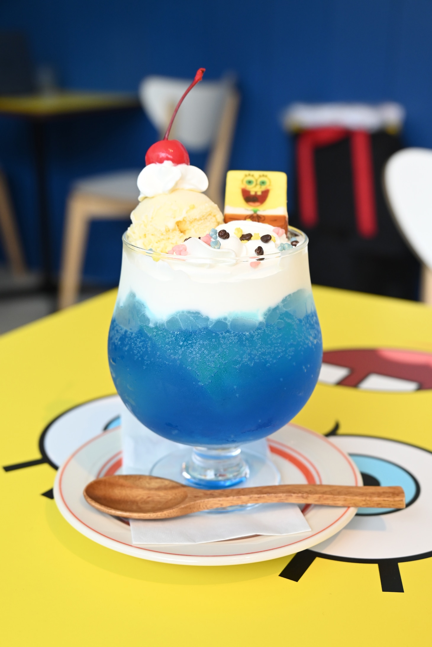 「まるで海の中!?しょっぱくない海色クリームソーダパフェ」