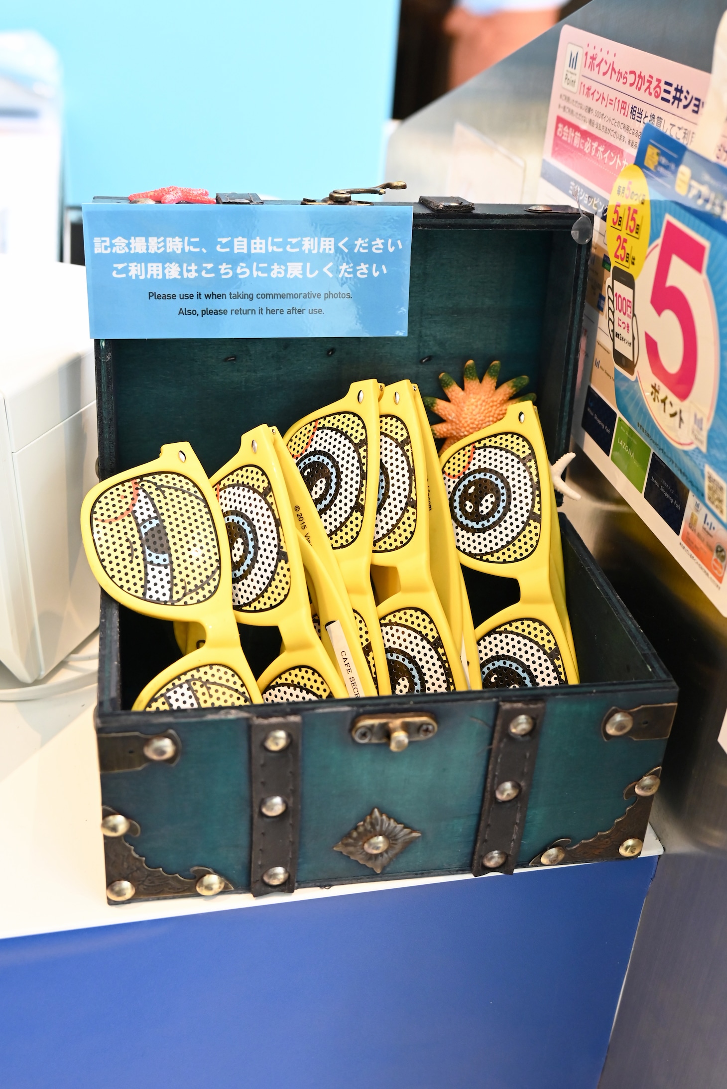 店内に置いてある、記念撮影用のメガネ。