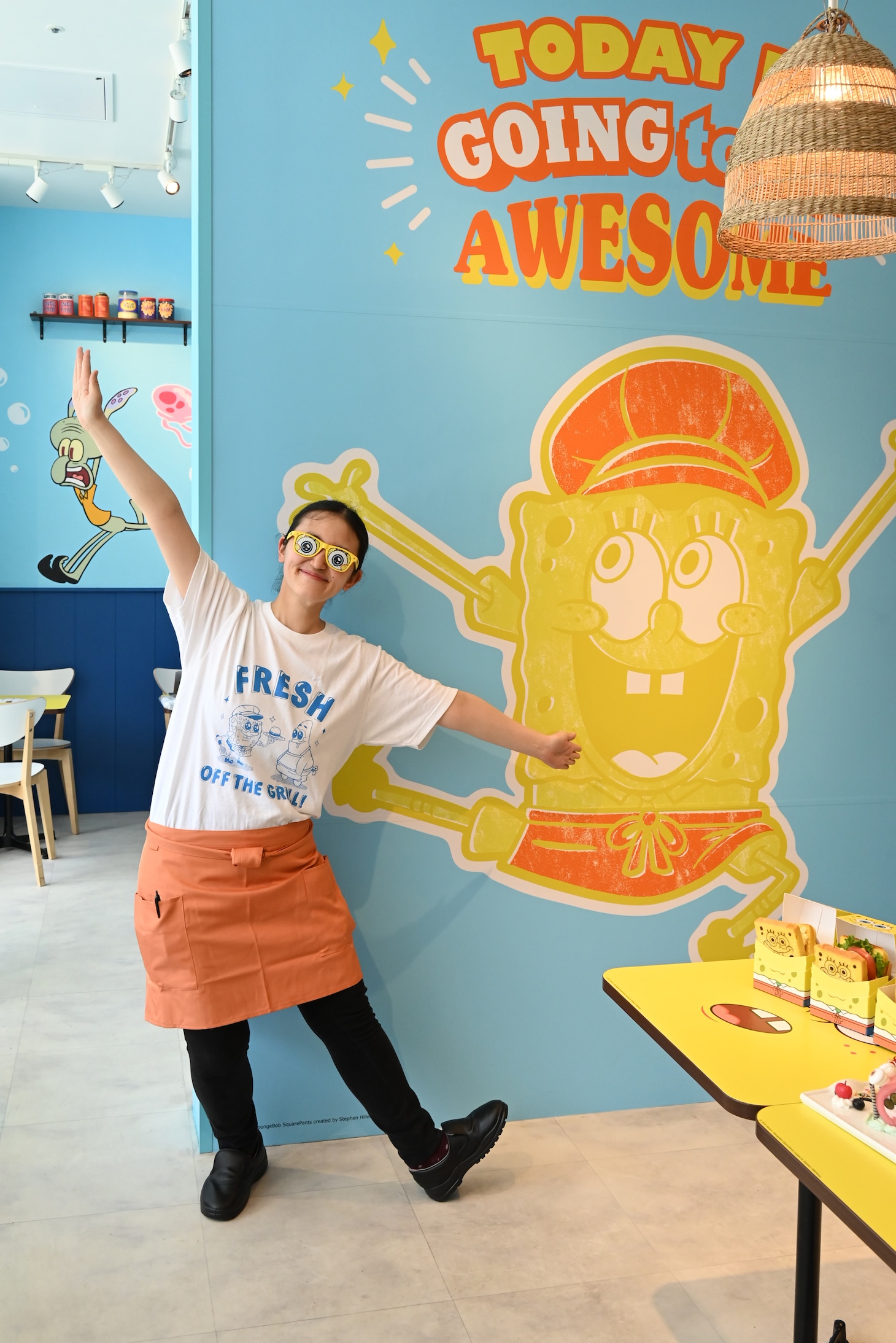 店内に置いてある記念撮影用のメガネを着けてポーズを取ってくれたスタッフ。