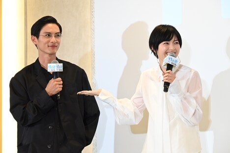 左から高良健吾、西野七瀬。