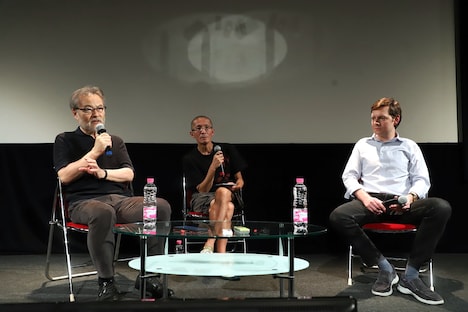 左から黒沢清、通訳を務めた藤原敏史、司会のクレモン・ロジェ。