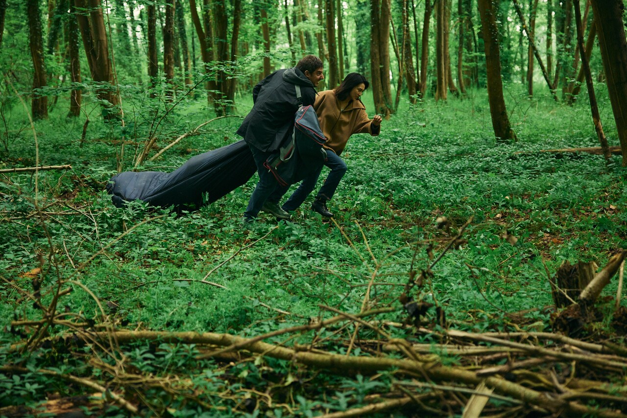 柴咲コウとダミアン・ボナールが草原を駆ける、黒沢清の「蛇の道」メイキング映像