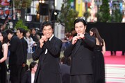 左から高嶋政宏、要潤。