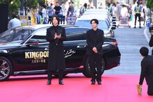 車に乗ってレッドカーペットに登場した山崎賢人（左）と吉沢亮（右）。