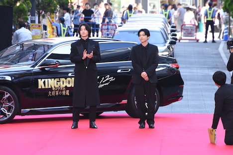 車に乗ってレッドカーペットに登場した山崎賢人(左)と吉沢亮(右)。