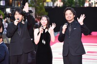 左から岡山天音、清野菜名、三浦貴大。