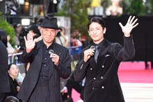 左から佐藤浩市、玉木宏。