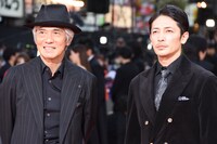 左から佐藤浩市、玉木宏。