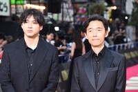 左から山田裕貴、佐藤信介。