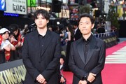 左から山田裕貴、佐藤信介。