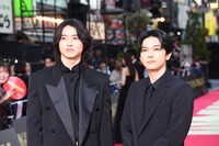 左から山崎賢人、吉沢亮。