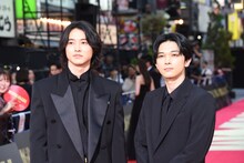 左から山崎賢人、吉沢亮。