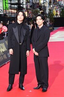 左から山崎賢人、吉沢亮。