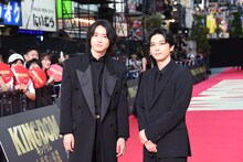 左から山崎賢人、吉沢亮。