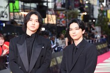 左から山崎賢人、吉沢亮。