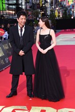 左から大沢たかお、新木優子。