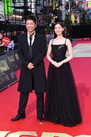 左から大沢たかお、新木優子。