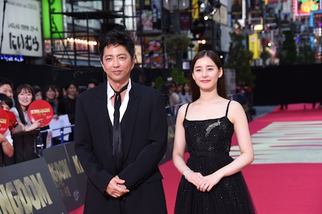 左から大沢たかお、新木優子。