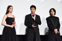 左から新木優子、大沢たかお、山崎賢人。