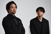 左から三浦貴大、山田裕貴。