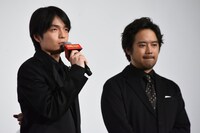 左から岡山天音、三浦貴大。