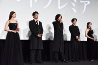 左から新木優子、大沢たかお、山崎賢人、吉沢亮、清野菜名。