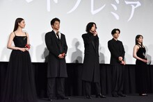 左から新木優子、大沢たかお、山崎賢人、吉沢亮、清野菜名。