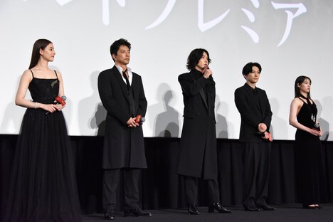 左から新木優子、大沢たかお、山崎賢人、吉沢亮、清野菜名。