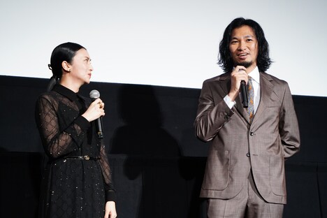 左から柴咲コウ、青木崇高。