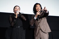 客席の中にダミアン・ボナールを発見した柴咲コウ（左）と青木崇高（右）。