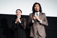 ダミアン・ボナールの来日に驚く柴咲コウ（左）と青木崇高（右）。