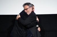 再会を喜ぶ黒沢清（右）とダミアン・ボナール（左）。