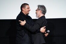 再会を喜ぶ黒沢清（右）とダミアン・ボナール（左）。