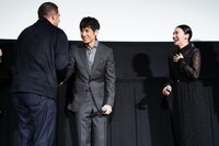 ダミアン・ボナール（左）が壇上に上がったときの様子。