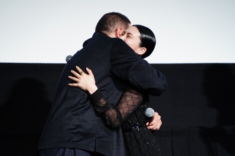 再会を喜ぶ柴咲コウ（右）とダミアン・ボナール（左）。