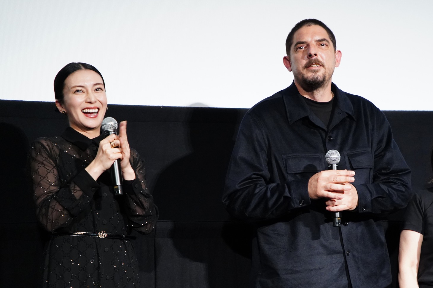左から柴咲コウ、ダミアン・ボナール。