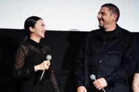 左から柴咲コウ、ダミアン・ボナール。