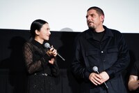 左から柴咲コウ、ダミアン・ボナール。