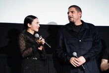 左から柴咲コウ、ダミアン・ボナール。