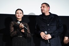 左から柴咲コウ、ダミアン・ボナール。