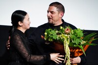 ダミアン・ボナール（右）に花束を渡した柴咲コウ（左）。