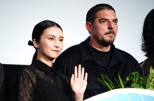 「蛇の道」初日舞台挨拶の様子。左から柴咲コウ、ダミアン・ボナール。