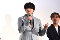 松村北斗（中央）