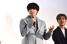 松村北斗（中央）